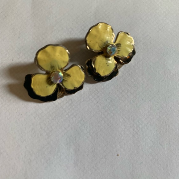 Vintage Clip on Floral Earrings - Picture 4 of 4